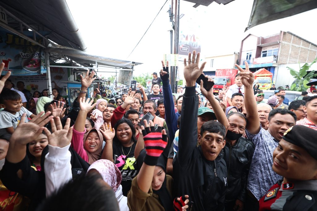 Antusias Ratusan Warga Jateng Lihat Jokowi dan Prabowo Makan Bakso Bareng: Semoga Tetap Merakyat