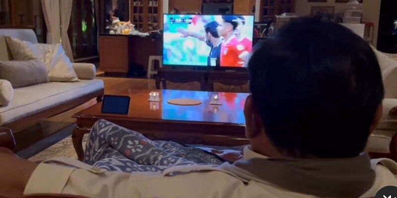 Prabowo Unggah Momen Sarungan Nonton Timnas RI vs Jepang, Netizen: Persis Bapak Saya