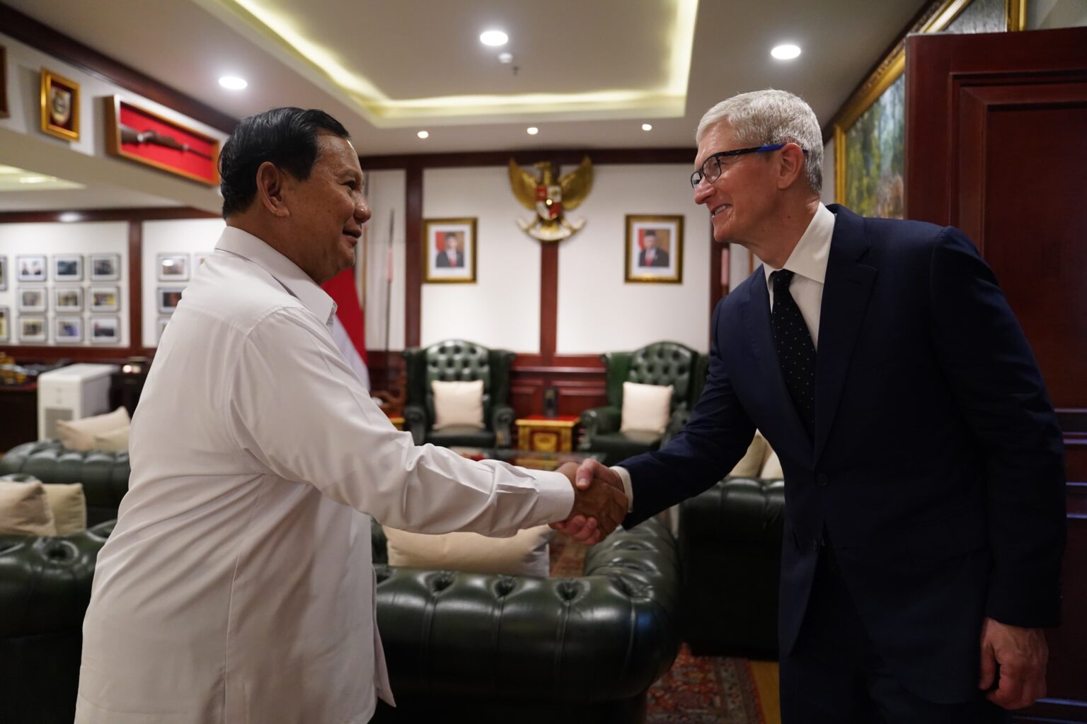 After Sending a Congratulatory Letter, Apple’s CEO Tim Cook Visits Prabowo Subianto, the President-Elect