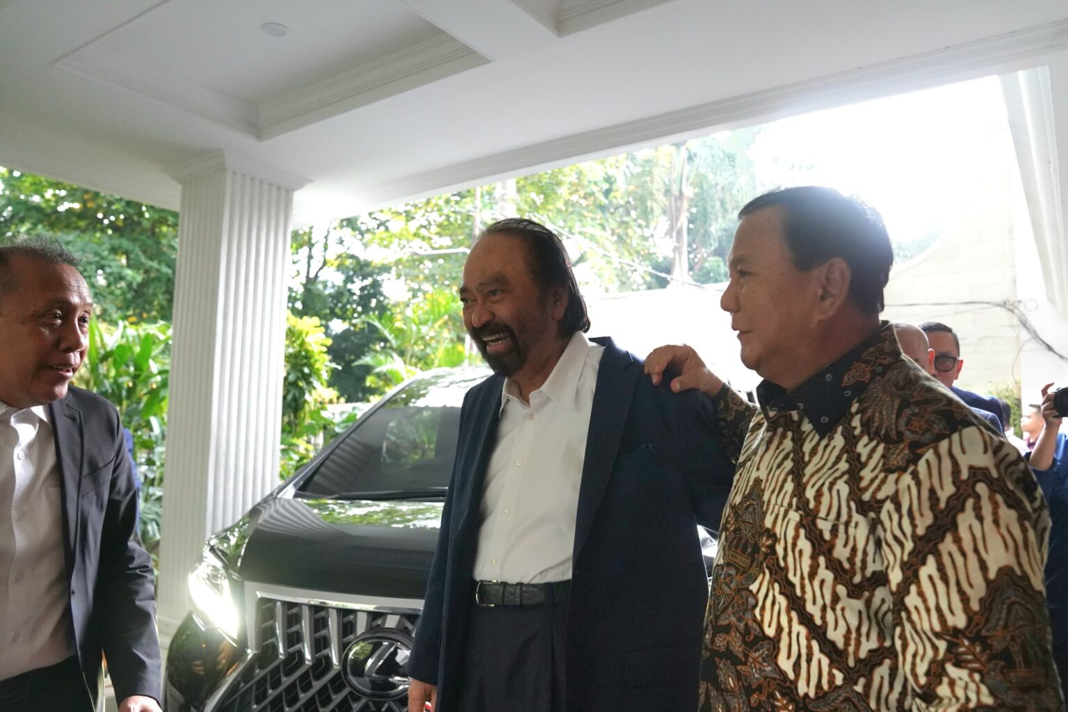 Prabowo Subianto Sambut Hangat Kedatangan Surya Paloh di Kediaman Kertanegara