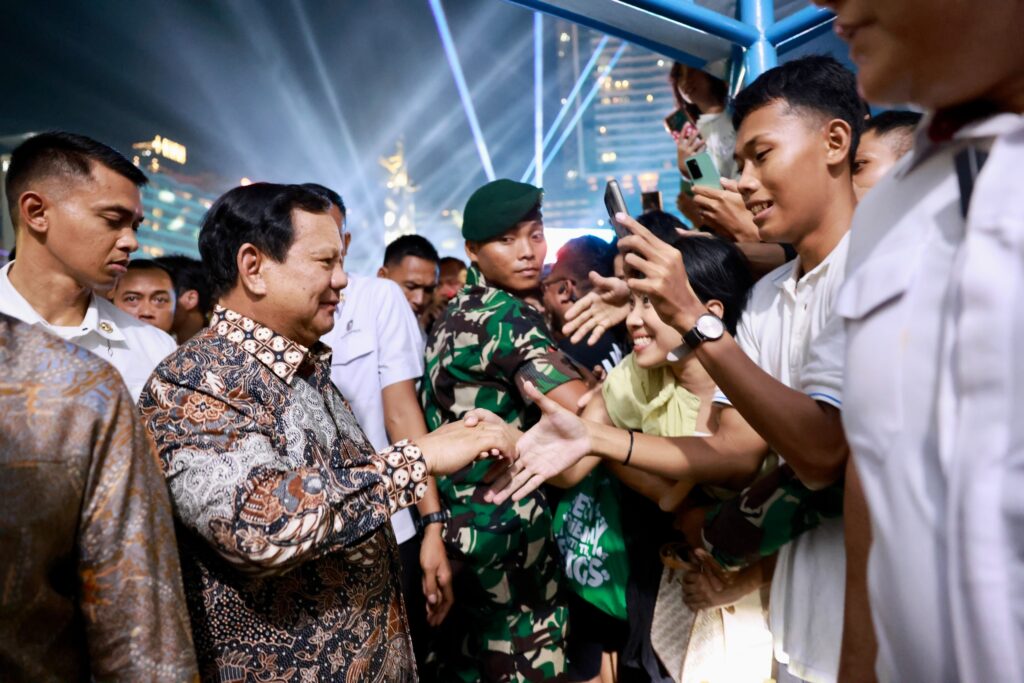 Momen Prabowo Sapa Masyarakat di Malam Tahun Baru Naik Maung Garuda, Warga Berebut Salam, Foto Bersama