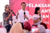 4200Presiden_Tinjau_Ketersediaan_Beras_dan_Serahkan_Bantuan_Pangan_di_Tanah_Grogot