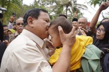 Presiden terpilih Prabowo Subianto berjanji bahwa program untuk kesejahteraan di pemerintahannya akan menyentuh seluruh anak-anak Indonesia.