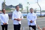 Presiden Joko Widodo didampingi Menteri Pertahanan yang juga Presiden terpilih 2024-2029 Prabowo Subianto meninjau langsung progres pembangunan IKN, Kabupaten Penajam Paser Utara, Provinsi Kalimantan Timur, pada Senin pagi, 12 Agustus 2024. Foto: BPMI Setpres/Muchlis Jr