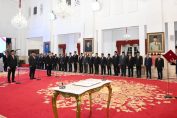 President Joko Widodo officially inaugurated the Head of the National Nutrition Agency, the Head of the Food and Drug Administration (BPOM), and the Head of the Presidential Communications Office at the State Palace, Jakarta, on Monday, 19 August 2024. Photo: BPMI Setpres/Rusman