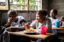 Sebuah sekolah di Kinshasa, Republik Demokratik Kongo, di mana WFP mendukung inisiatif Pemerintah. Foto: WFP/Vincent Tremau