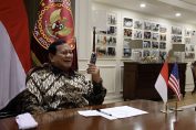 Presiden terpilih Prabowo Subianto, menerima ucapan selamat dari Menteri Pertahanan AS, Lloyd J. Austin III