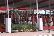 Para prajurit Komando Pasukan Khusus (Kopassus) mempersembahkan lagu Ksatria Kusuma Bangsa untuk Danjen Kopassus ke-15 Prabowo Subianto