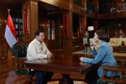 Prabowo Subianto berbincang dengan media asing Al Jazeera di kediaman pribadinya di Hambalang