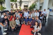 Prabowo Subianto berswafoto bersama wartawan Istana Negara usai rapat kerja