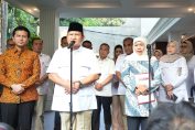 Prabowo Subianto, menyerahkan surat rekomendasi kepada calon Gubernur Jawa Timur, Khofifah Indar Parawansa, dan calon Wakil Gubernur Jawa Timur, Emil Dardak