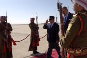 Prabowo turun dari pesawat disambut dengan karpet merah dan juga jajaran hormat senjata dari tentara Yordania.