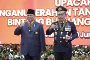 Prabowo Subianto menerima penghargaan tanda kehormatan Bintang Bhayangkara Utama