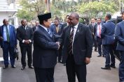 Menteri Pertahanan Prabowo Subianto mengantar kepulangan Perdana Menteri Papua Nugini James Marape