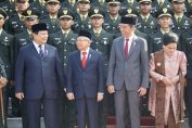 Presiden Joko Widodo, Wakil Presiden Ma'ruf Amin dan Menhan yang juga Presiden terpilih Prabowo Subianto terjadi di perhelatan upacara Prasetya Perwira