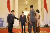 A moment of camaraderie among President Joko Widodo, Vice President Ma'ruf Amin, and Defense Minister, who is also the President-elect, Prabowo Subianto, was captured during the Officer Oath Ceremony (Praspa)