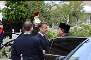 Prabowo Subianto disambut hangat secara langsung oleh Presiden Prancis Emmanuel Macron