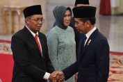 Presiden Joko Widodo (kanan) menyalami Kepala Badan Komunikasi Kepresidenan Hasan Nasbi yang selesai dilantik di Istana Negara, Jakarta, Senin (19/8/2024) (Foto: Antara/Sigid Kurniawan/rwa).